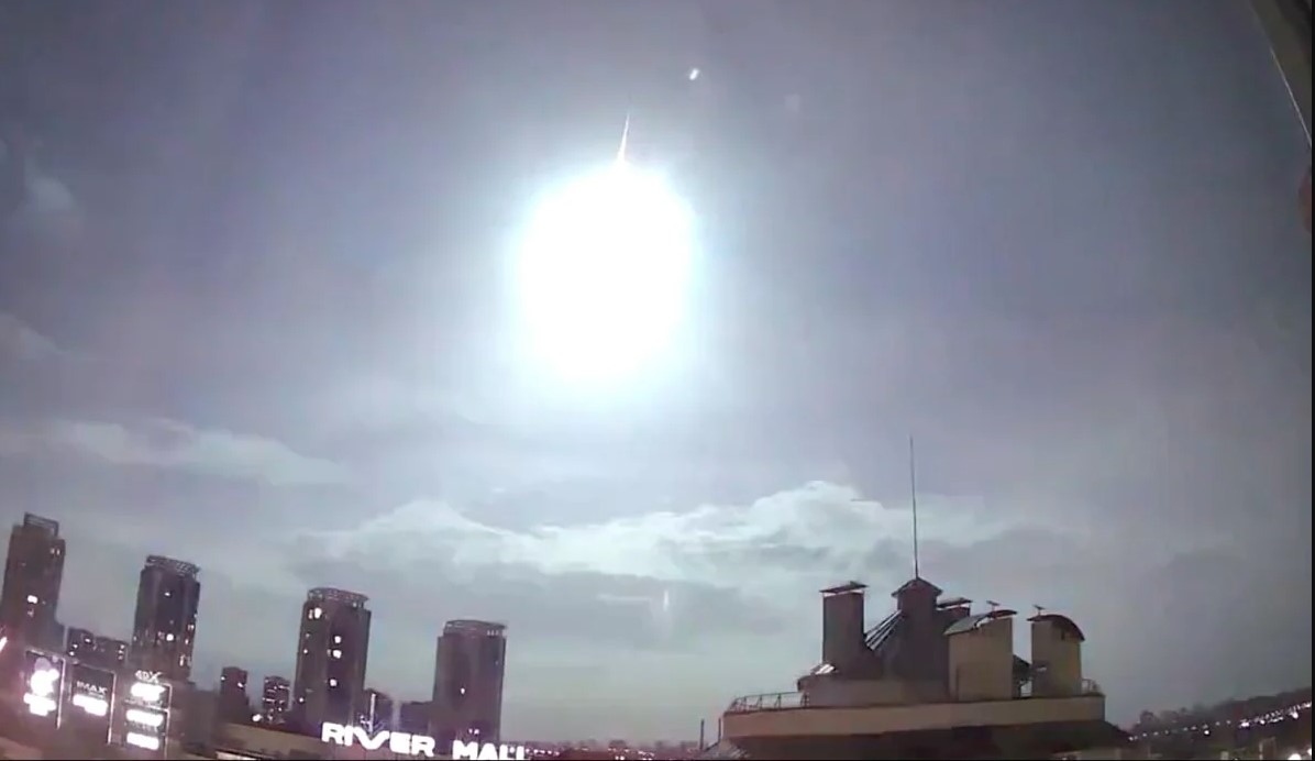 Tia sáng “bí ẩn” trên bầu trời thủ đô Kiev của Ukraine gây xôn xao